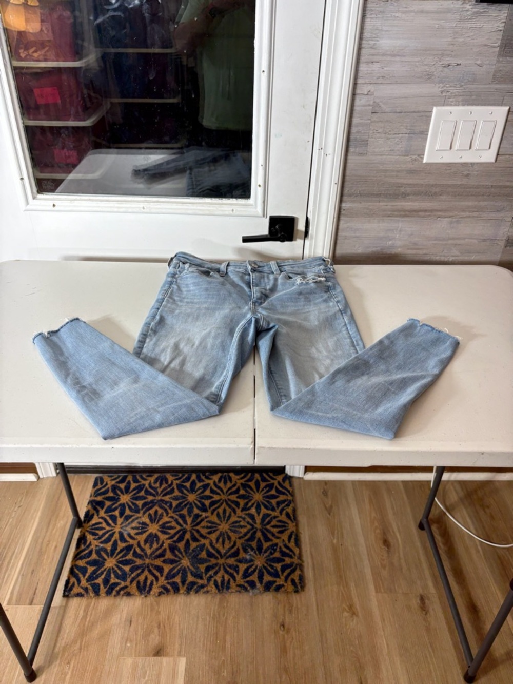 American Eagle Outfitters Light Wash Distressed Skinny Jeans 1922 - Picture 3 of 13